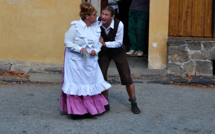 Scény s filmu Páni kluci zahrálo na zubrnickém nádraží divadlo PIK – ART z Úštěku. Foto: Petr Sochůrek